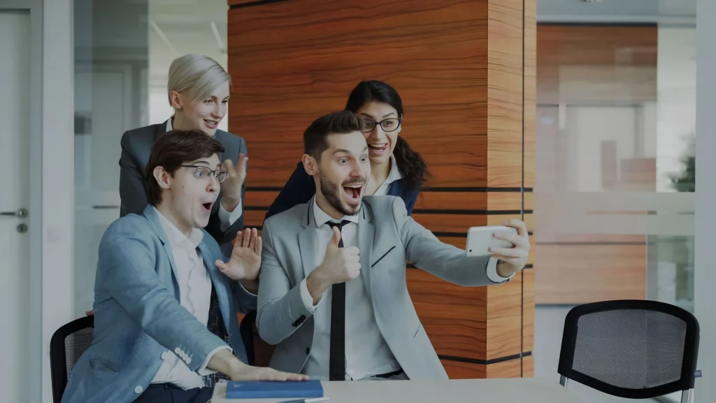 Glassdoor Jobs helps candidates make informed career decisions with employer reviews, salary insights, and workplace information. 
