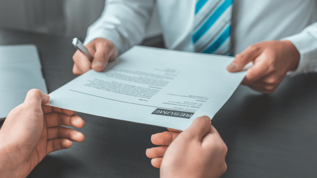 Weekly pay hiring in 2026 find jobs that pay every week, top industries, search tips, legal rules, and red flags to avoid.